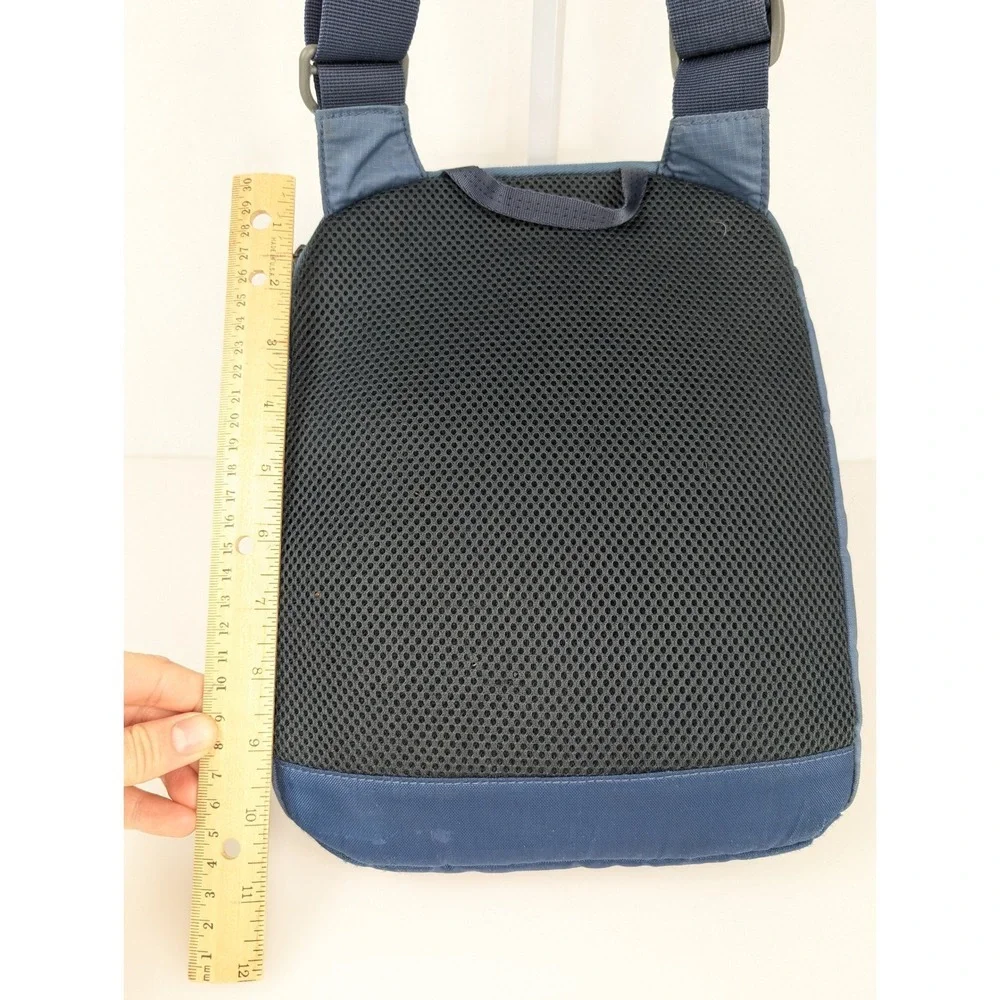 Eagle Creek Site Seeing Tablet Courier Blue Lightweight Crossbody Travel Bag